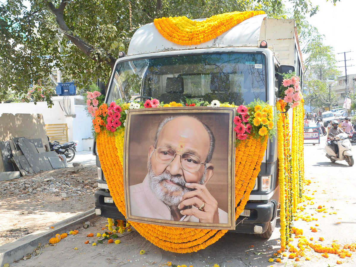 K_20Viswanath_20Funeral_20At_20Hyderabad_20Photos_3.jpg 4