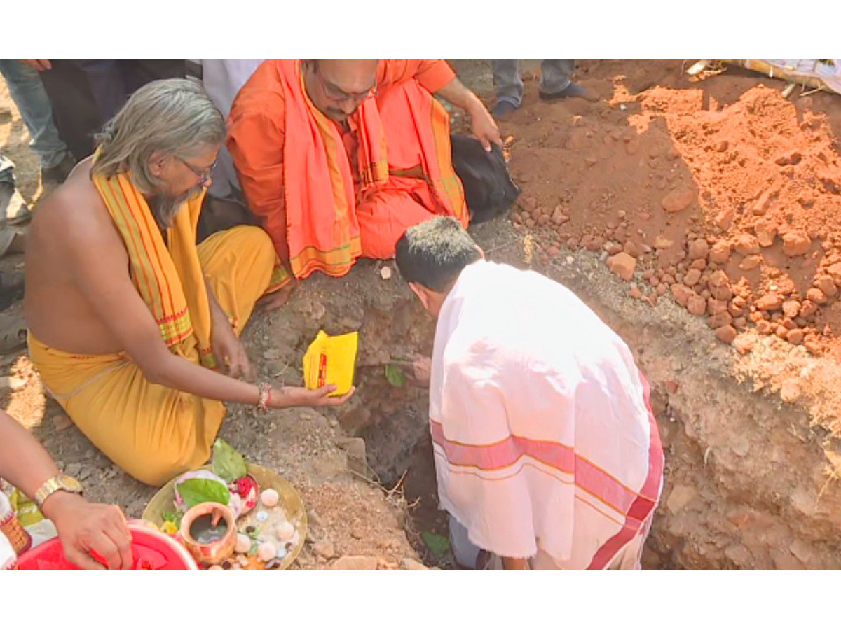 K_20Viswanath_20Funeral_20At_20Hyderabad_20Photos_5.jpg 6
