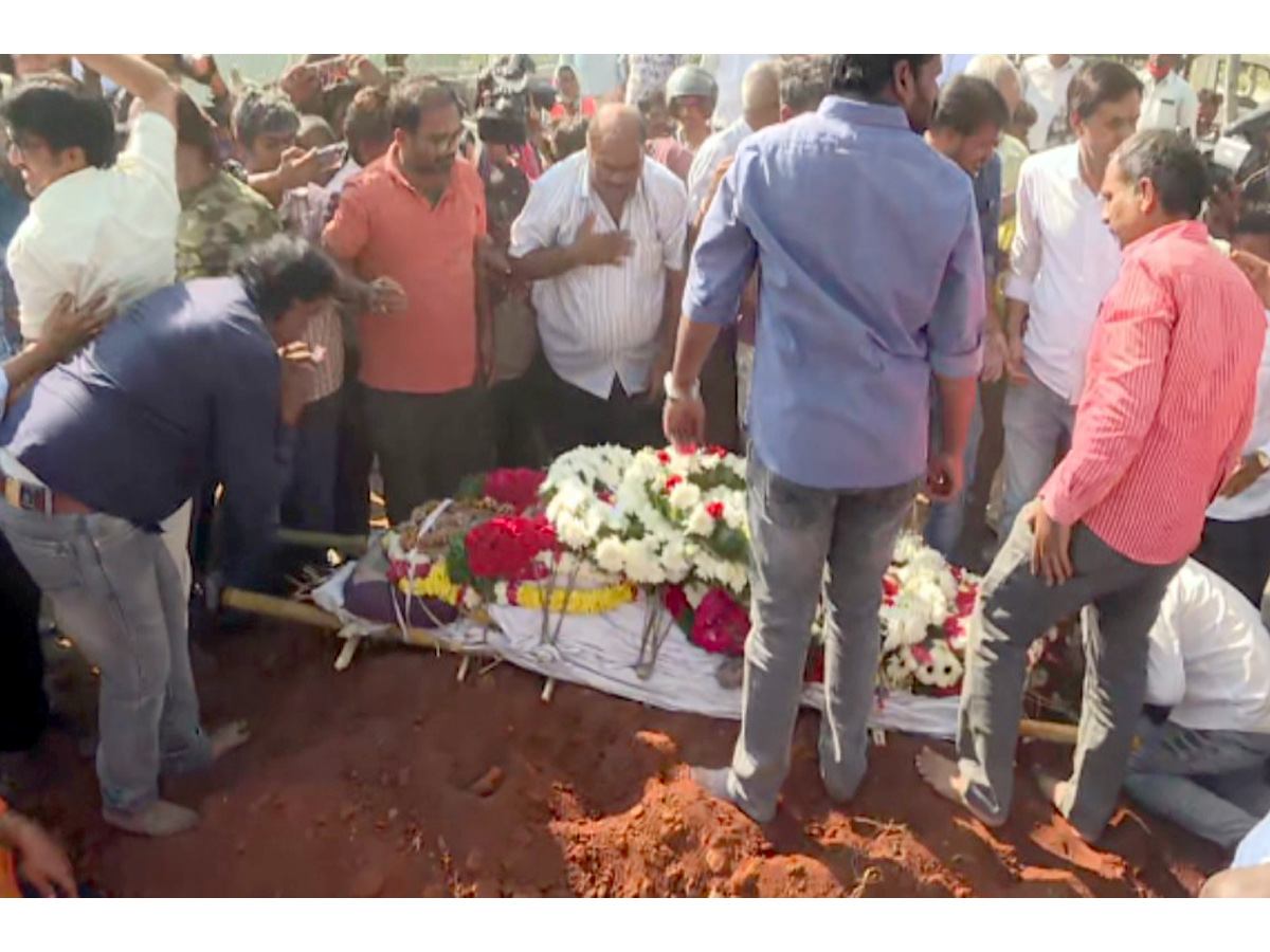 K_20Viswanath_20Funeral_20At_20Hyderabad_20Photos_6.jpg 7