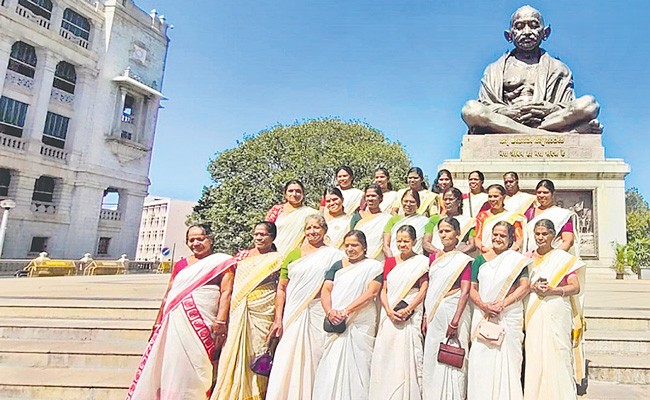 Kerala-women-traveling-dail.jpg