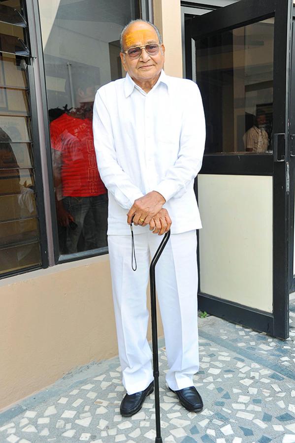 Legendary_20filmmaker_20K_20Viswanath_20Rare_20Photos-12.jpg 12