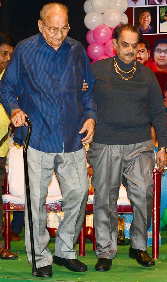 Legendary_20filmmaker_20K_20Viswanath_20Rare_20Photos-13.jpg 13