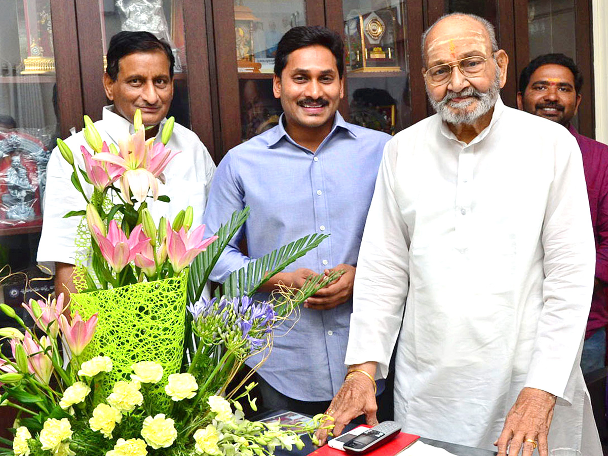 Legendary_20filmmaker_20K_20Viswanath_20Rare_20Photos-2.jpg 2