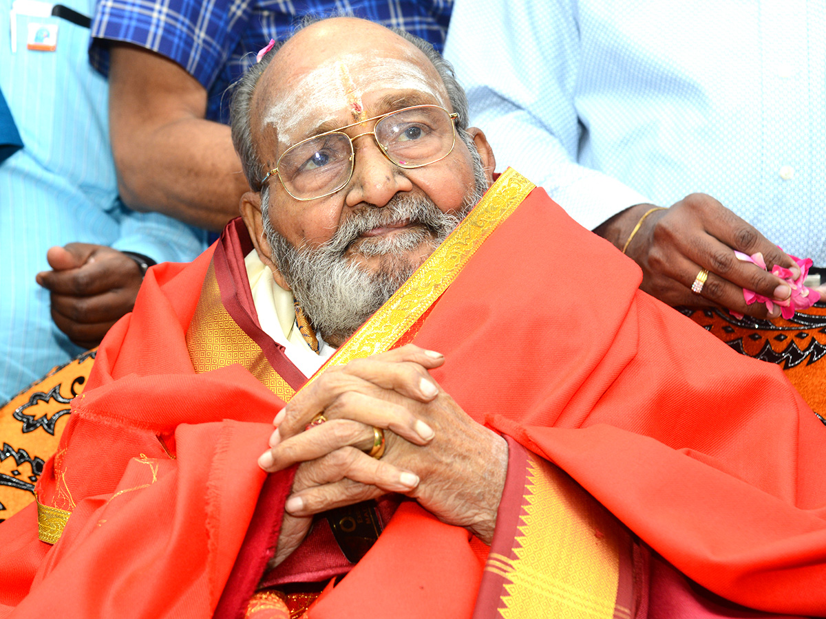 Legendary_20filmmaker_20K_20Viswanath_20Rare_20Photos-6.jpg 6