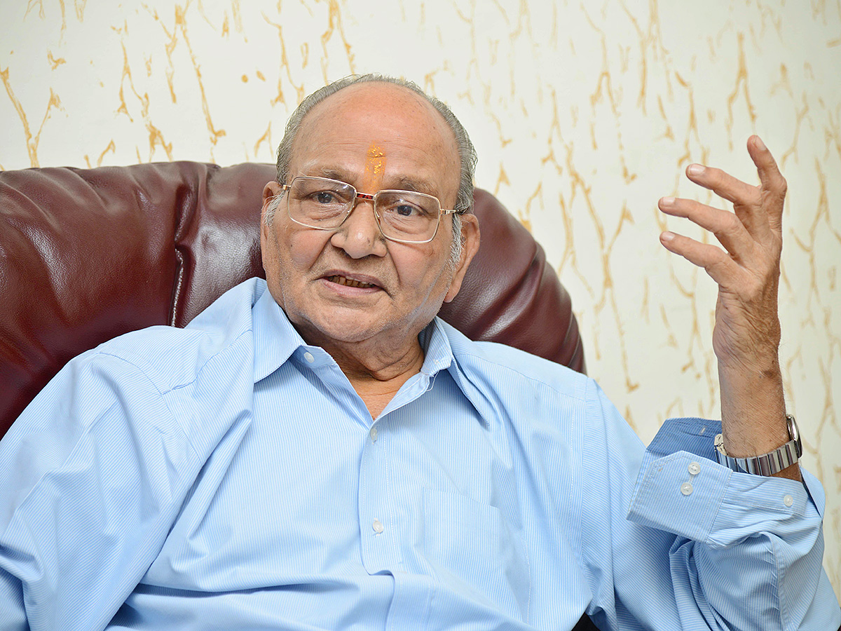 Legendary_20filmmaker_20K_20Viswanath_20Rare_20Photos-9.jpg 9
