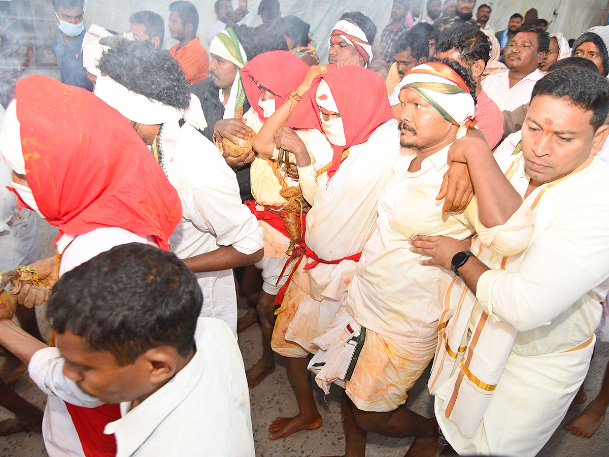 Sammakka_20Saralamma_20Chinna_20Jatara_20in_20Medaram_20Photos_19.jpg 18
