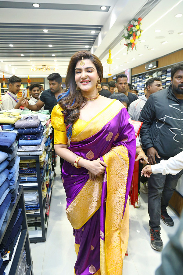 Honey-Rose-Mehreen-At-Zahirabad-Shopping-Mall-Opening-Photos-12.jpg 12