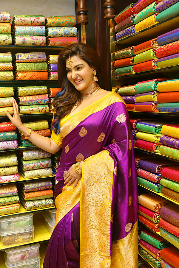 Honey-Rose-Mehreen-At-Zahirabad-Shopping-Mall-Opening-Photos-15.jpg 15
