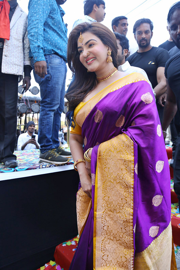 Honey-Rose-Mehreen-At-Zahirabad-Shopping-Mall-Opening-Photos-2.jpg 2