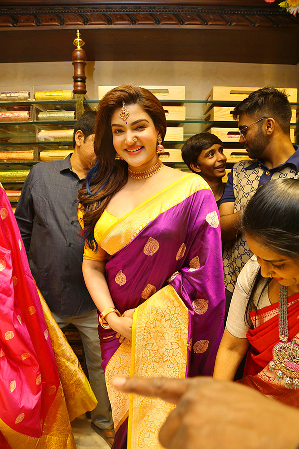 Honey-Rose-Mehreen-At-Zahirabad-Shopping-Mall-Opening-Photos-25.jpg 25
