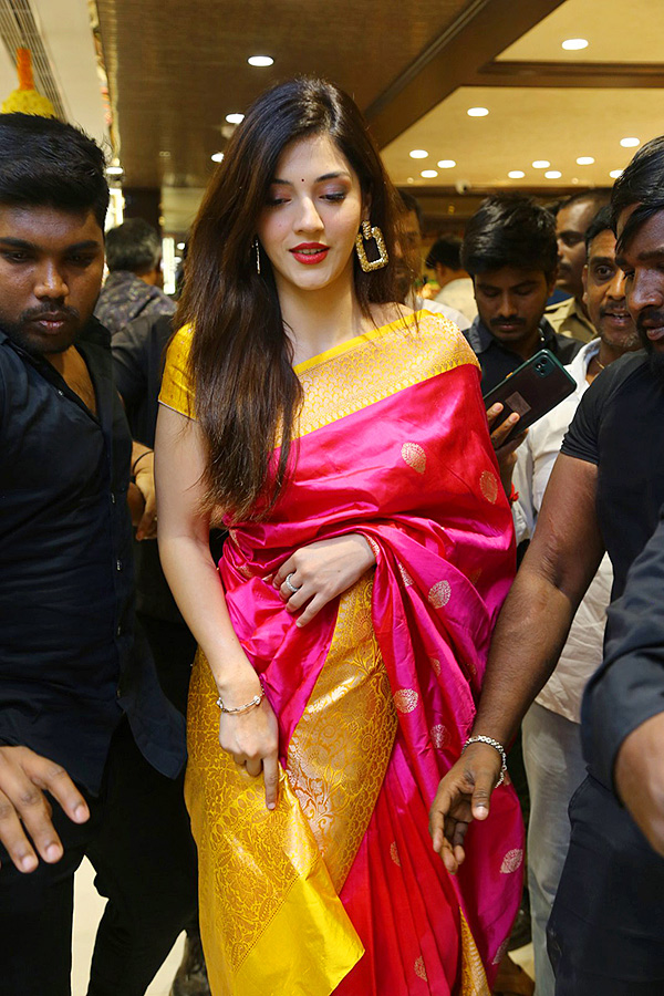 Honey-Rose-Mehreen-At-Zahirabad-Shopping-Mall-Opening-Photos-5.jpg 5
