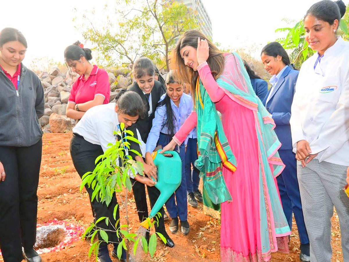 Actress_20Sreeleela_20Participated_20in_20Green_20India_20Challenge_20Photos_2.jpg 3