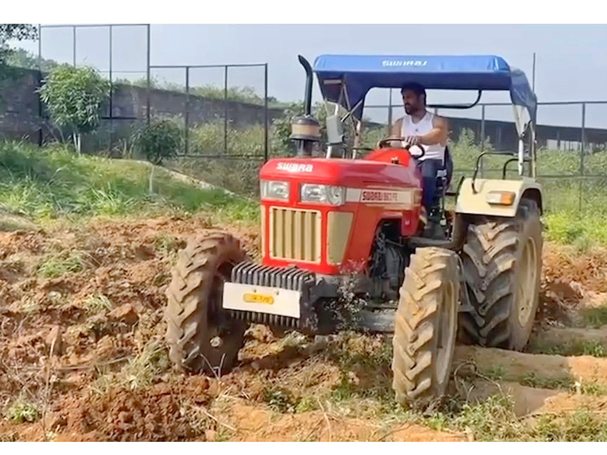 Dhoni_20Driving_20tractor_20while_20farming_20Photos_1.jpg 2