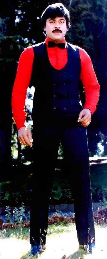 Tollywood_20Megastar_20Chiranjeevi_20Unseen_20and_20Rare_20Images-39.jpg 38