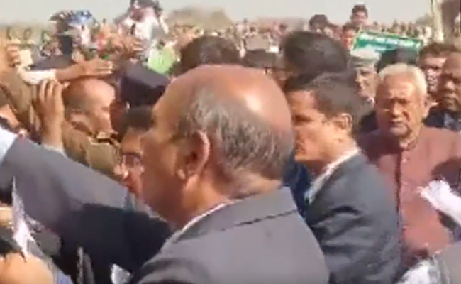 nitish_Kumar_Chair_Attack.jpg