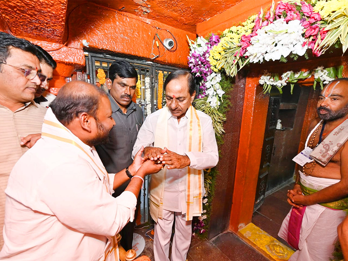KCR_20Visits_20Kondagattu_20Anjaneyaswamy_20Temple_20Photos-19.jpg 18