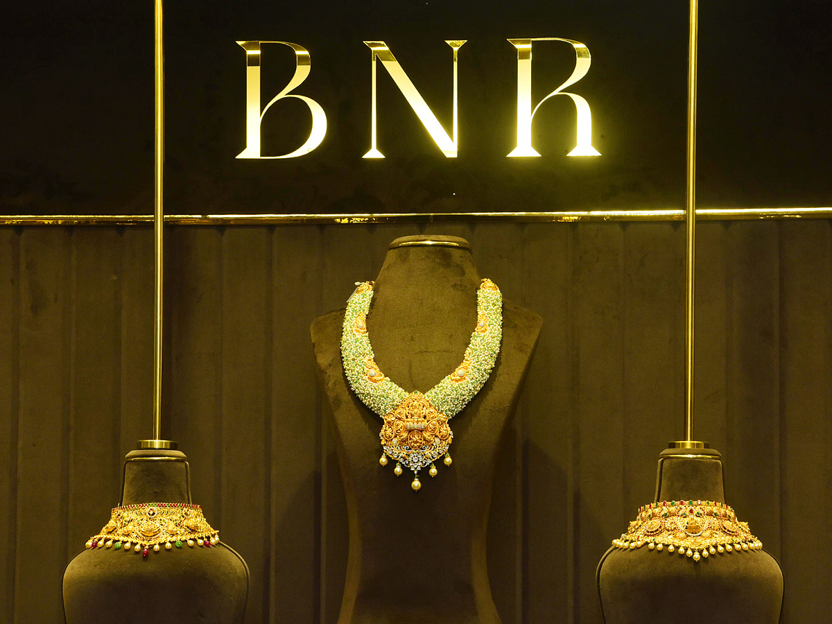 Minister_20Roja_20And_20Anupama_20Parameswaran_20Opening_20A_20BNR_20Gold_20_26_20Diamonds_20Showroom_20At_20Vijayawada_20Photos_1.jpg 12