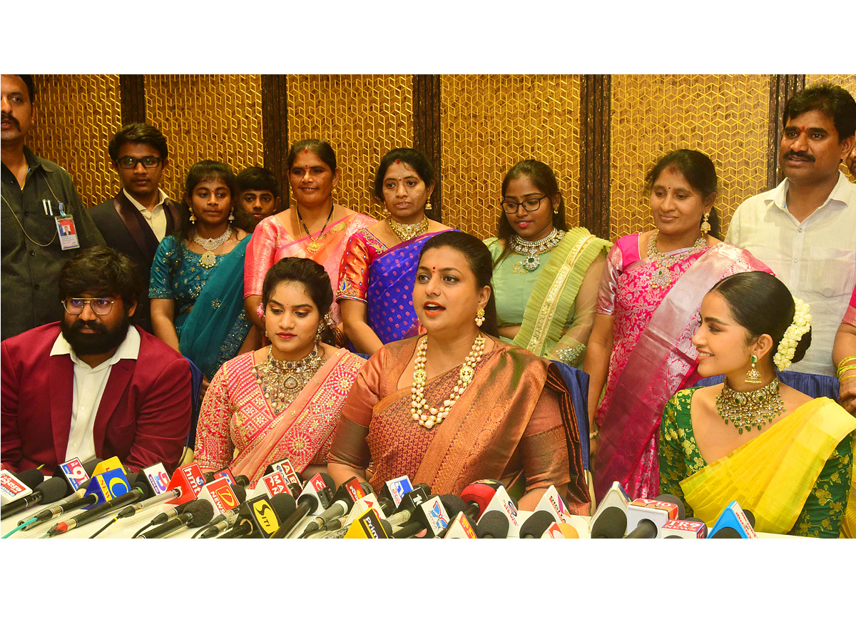 Minister_20Roja_20And_20Anupama_20Parameswaran_20Opening_20A_20BNR_20Gold_20_26_20Diamonds_20Showroom_20At_20Vijayawada_20Photos_10.jpg 9