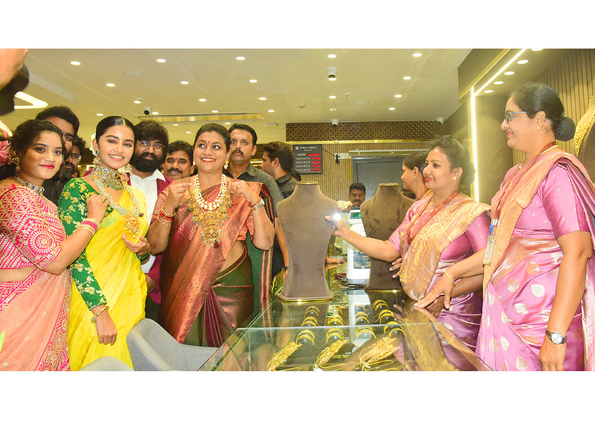 Minister_20Roja_20And_20Anupama_20Parameswaran_20Opening_20A_20BNR_20Gold_20_26_20Diamonds_20Showroom_20At_20Vijayawada_20Photos_11.jpg 10