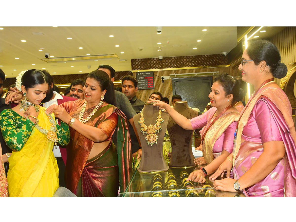 Minister_20Roja_20And_20Anupama_20Parameswaran_20Opening_20A_20BNR_20Gold_20_26_20Diamonds_20Showroom_20At_20Vijayawada_20Photos_12.jpg 11