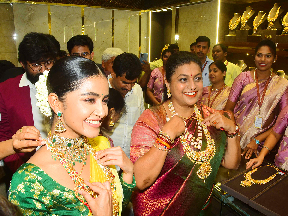Minister_20Roja_20And_20Anupama_20Parameswaran_20Opening_20A_20BNR_20Gold_20_26_20Diamonds_20Showroom_20At_20Vijayawada_20Photos_14.jpg 14