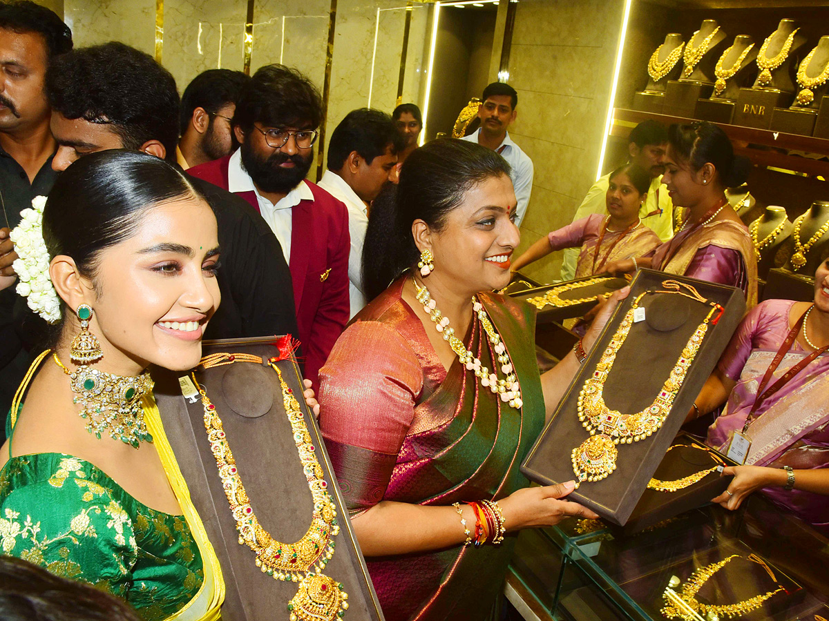 Minister_20Roja_20And_20Anupama_20Parameswaran_20Opening_20A_20BNR_20Gold_20_26_20Diamonds_20Showroom_20At_20Vijayawada_20Photos_15.jpg 15
