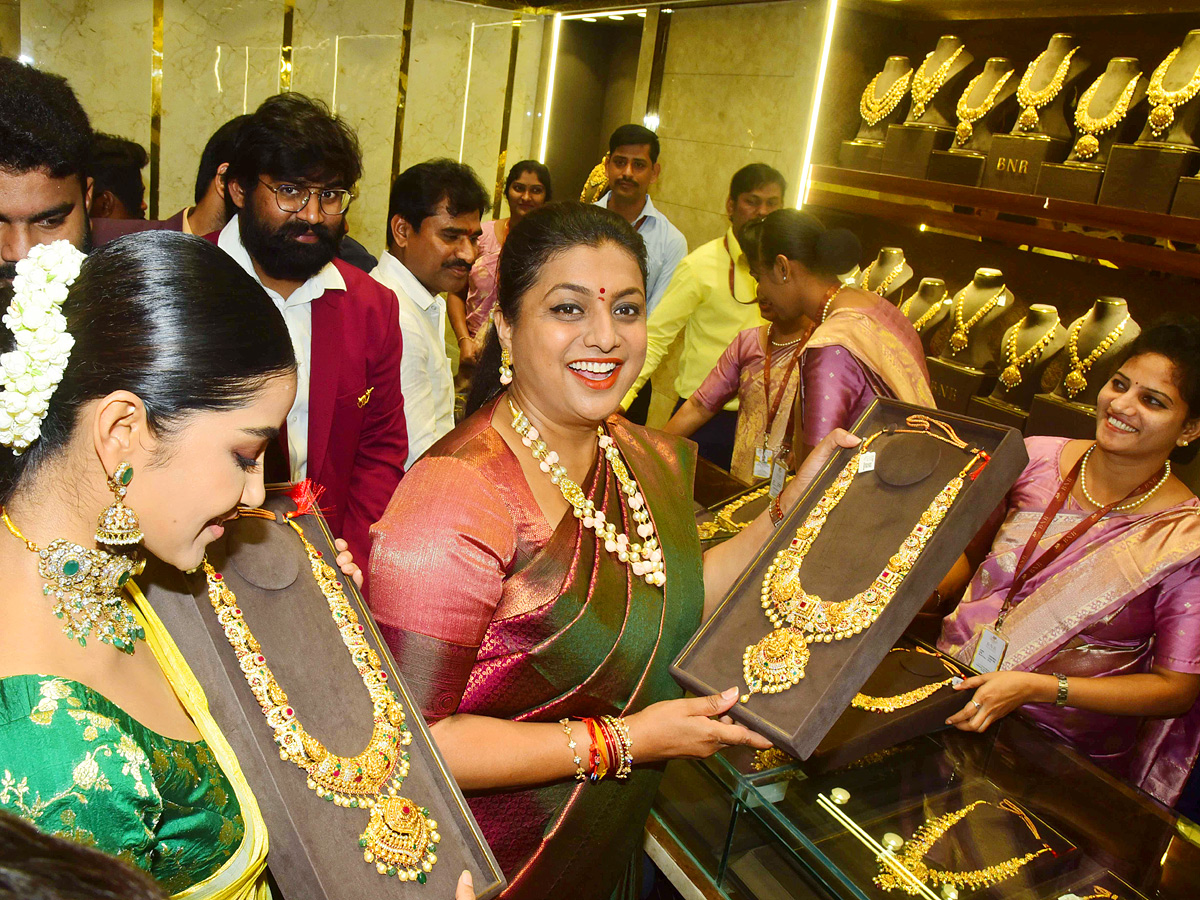 Minister_20Roja_20And_20Anupama_20Parameswaran_20Opening_20A_20BNR_20Gold_20_26_20Diamonds_20Showroom_20At_20Vijayawada_20Photos_16.jpg 16