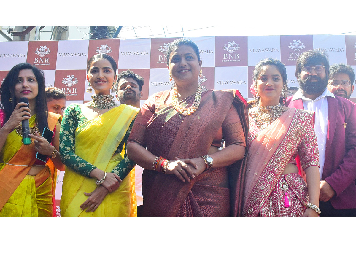 Minister_20Roja_20And_20Anupama_20Parameswaran_20Opening_20A_20BNR_20Gold_20_26_20Diamonds_20Showroom_20At_20Vijayawada_20Photos_17.jpg 17