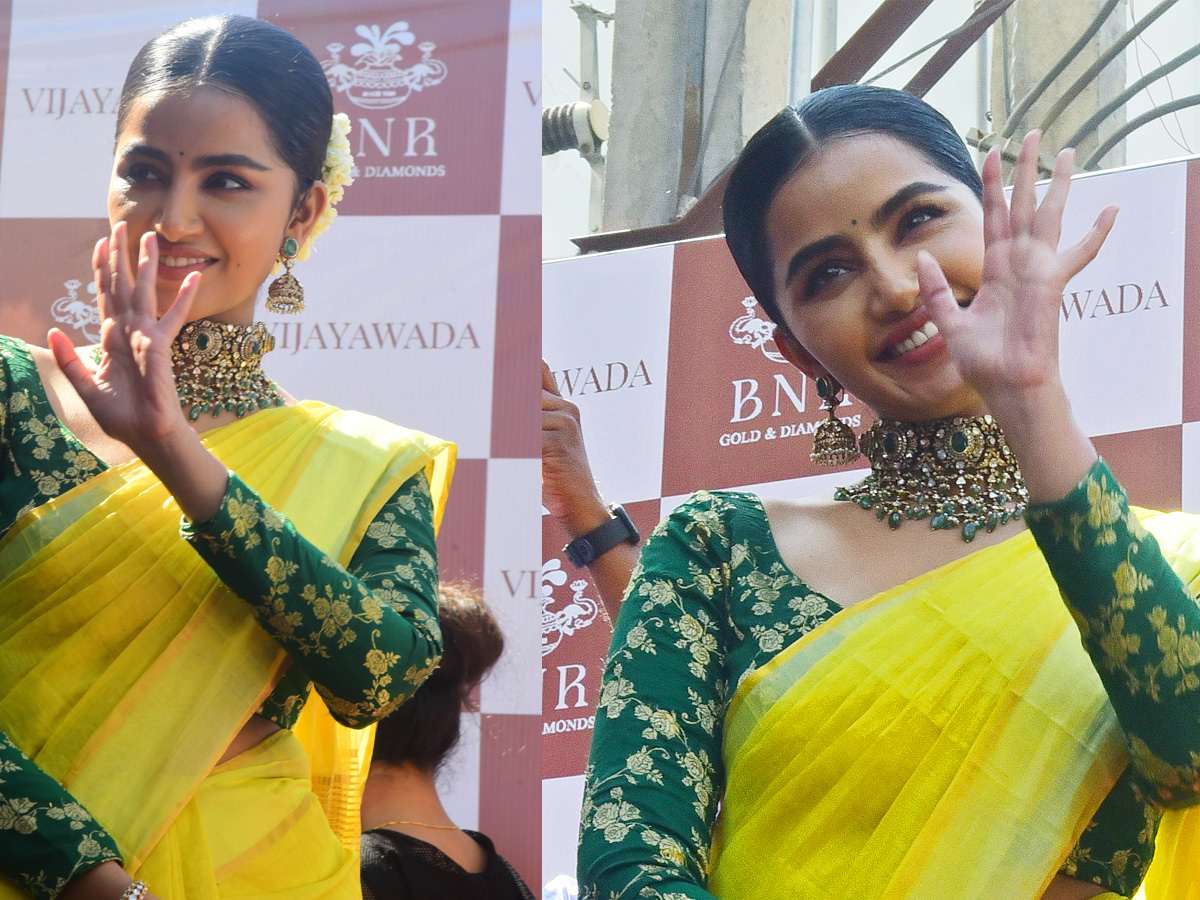 Minister_20Roja_20And_20Anupama_20Parameswaran_20Opening_20A_20BNR_20Gold_20_26_20Diamonds_20Showroom_20At_20Vijayawada_20Photos_18.jpg 18