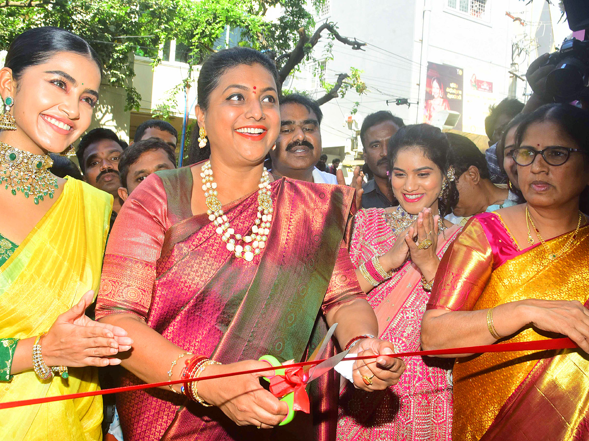 Minister_20Roja_20And_20Anupama_20Parameswaran_20Opening_20A_20BNR_20Gold_20_26_20Diamonds_20Showroom_20At_20Vijayawada_20Photos_6.jpg 5