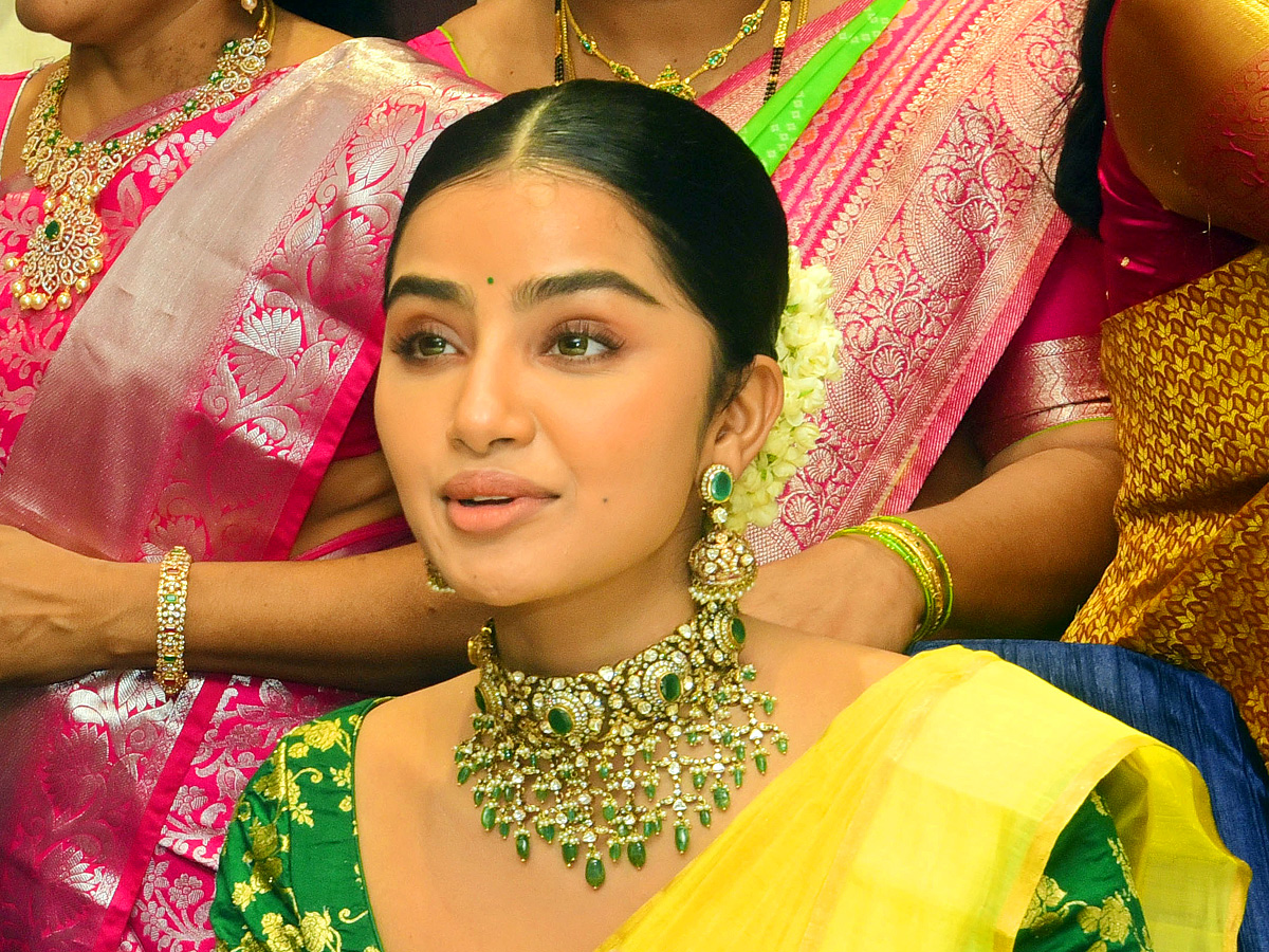 Minister_20Roja_20And_20Anupama_20Parameswaran_20Opening_20A_20BNR_20Gold_20_26_20Diamonds_20Showroom_20At_20Vijayawada_20Photos_9.jpg 8