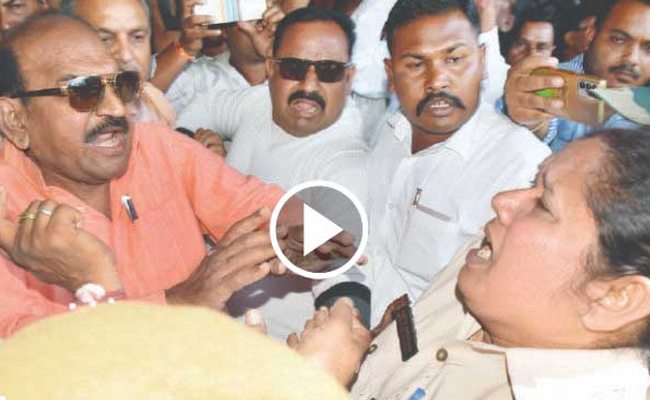 Odisha_MLA_Woman_Police.jpg