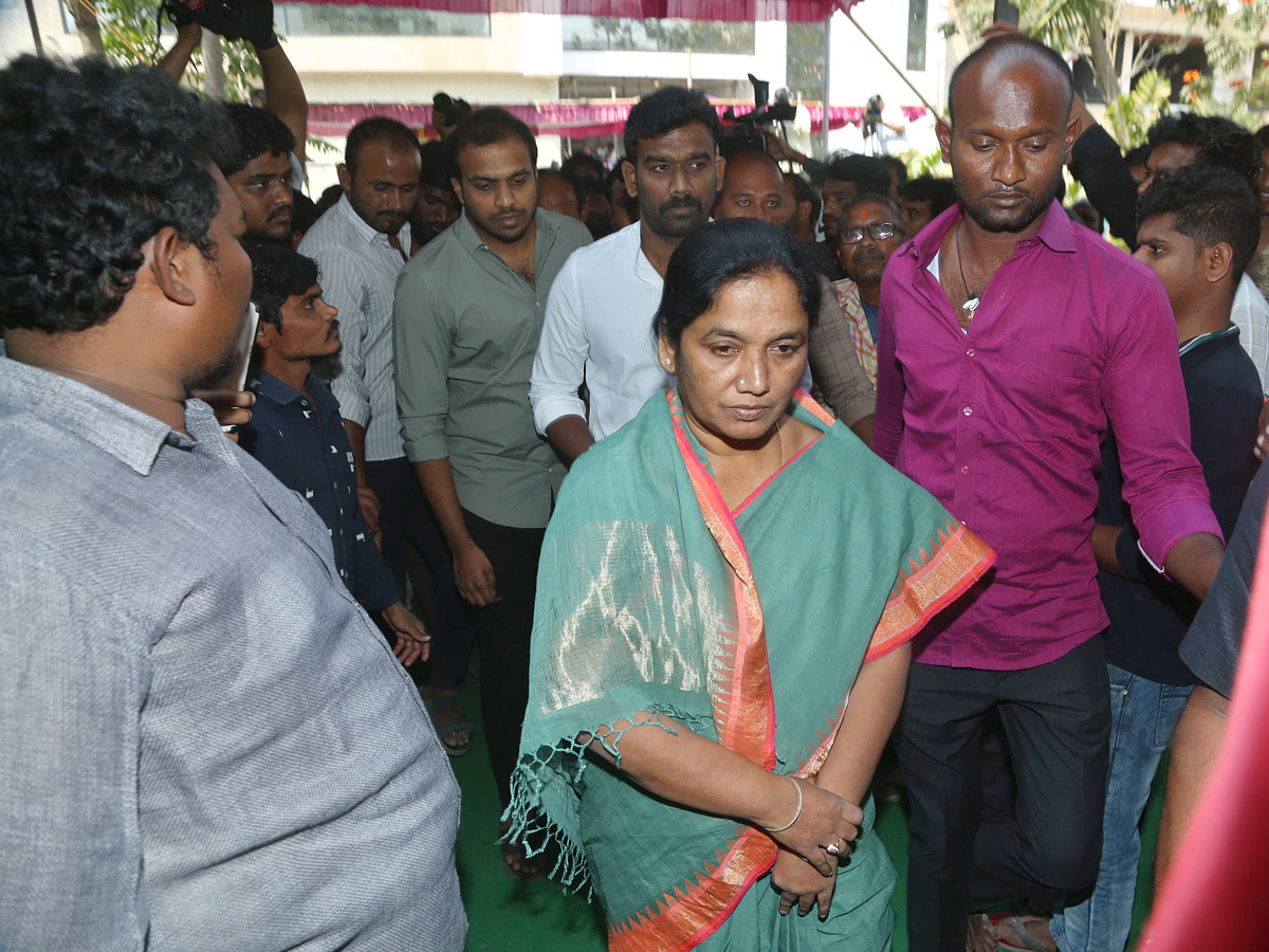 Stars_20politicians_20pay_20last_20respects_20to_20Taraka_20Ratna_20Photos_4.jpg 20
