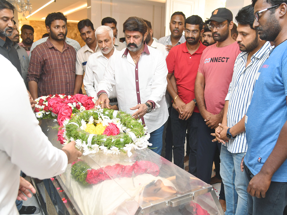 Stars_20politicians_20pay_20last_20respects_20to_20Taraka_20Ratna_20Photos_45.jpg 44