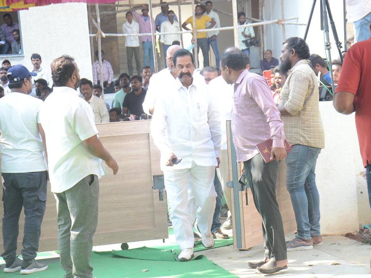 Stars_20politicians_20pay_20last_20respects_20to_20Taraka_20Ratna_20Photos_48.jpg 47