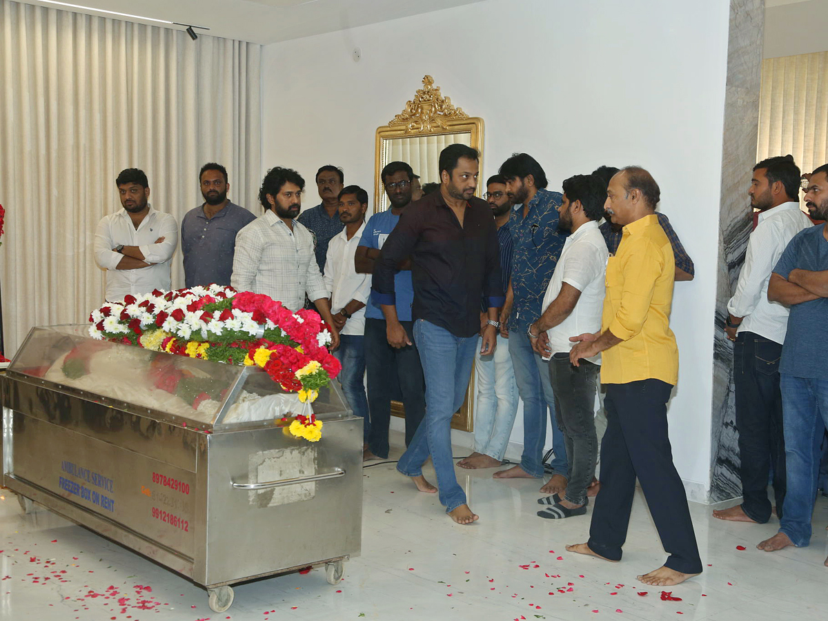 Stars_20politicians_20pay_20last_20respects_20to_20Taraka_20Ratna_20Photos_8.jpg 5