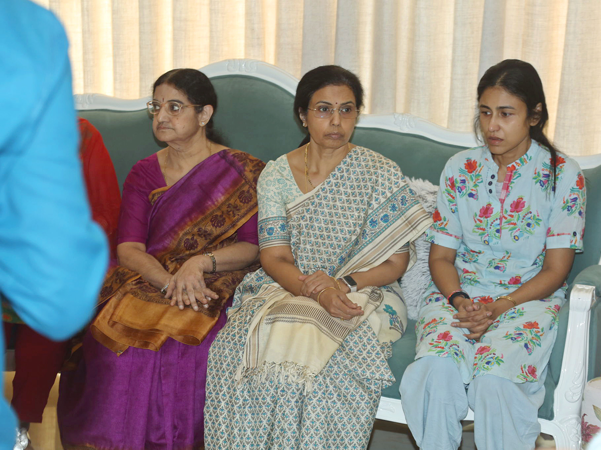 Stars_20politicians_20pay_20last_20respects_20to_20Taraka_20Ratna_20Photos_9.jpg 22
