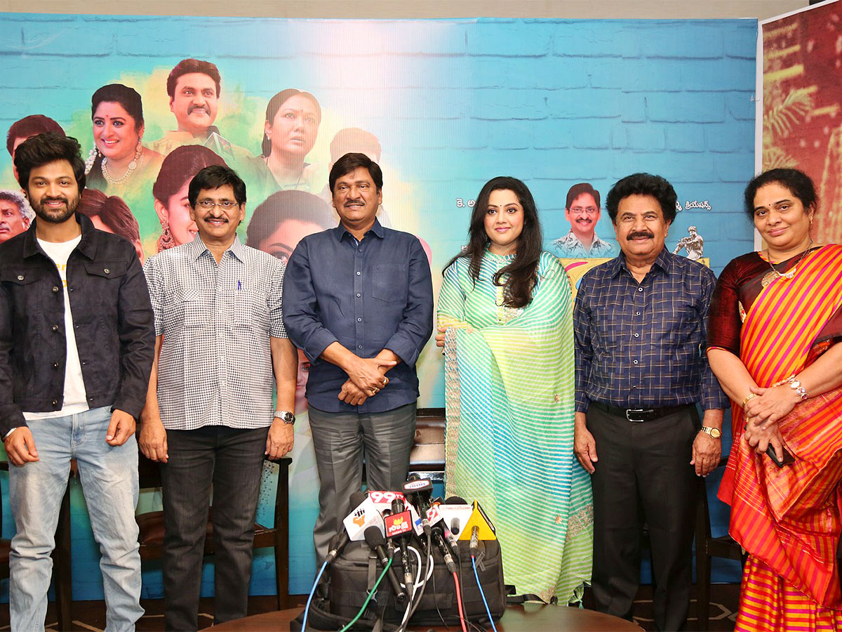 Organic_20Mama_20Hybrid_20Alludu_20Movie_20Press_20Meet_20Pics-14.jpg 14