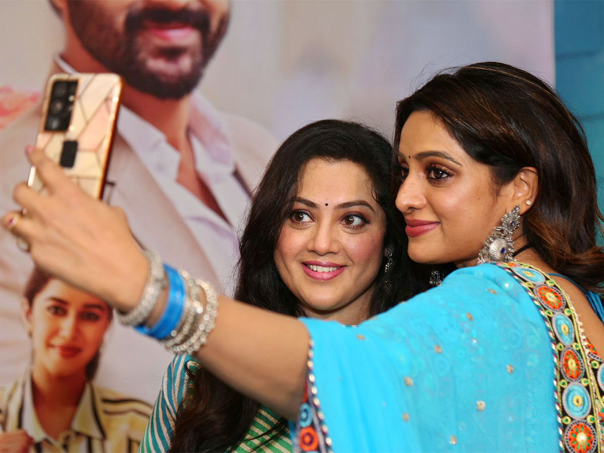 Organic_20Mama_20Hybrid_20Alludu_20Movie_20Press_20Meet_20Pics-2.jpg 2