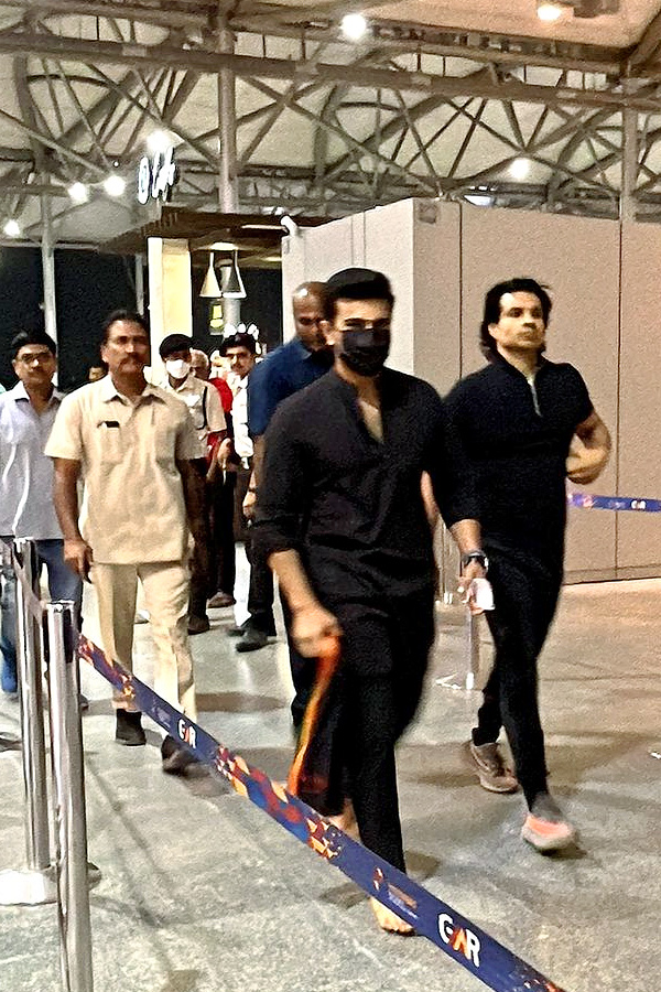 Ram_20Charan_20gets_20clicked_20at_20airport_20as_20he_20jets_20off_20to_20attend_20Oscars_202023_20Photos_2.jpg 3