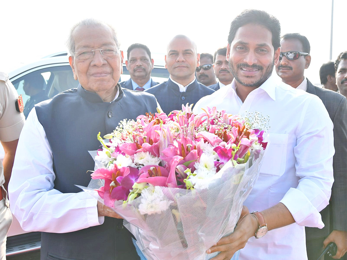 AP_20CM_20YS_20Jagan_20bids_20farewell_20to_20outgoing_20Governor_20Biswabhusan_20Photos-2.jpg 2