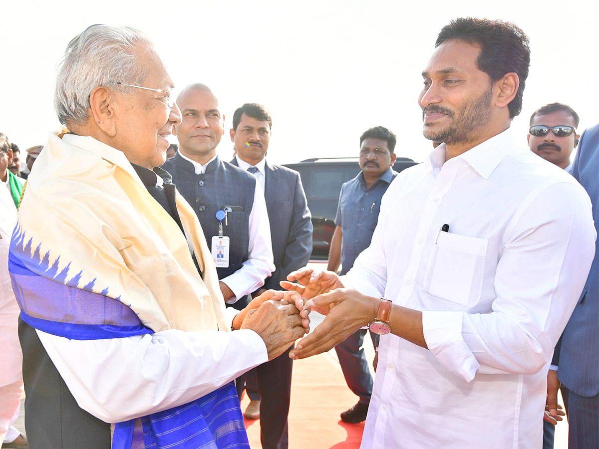 AP_20CM_20YS_20Jagan_20bids_20farewell_20to_20outgoing_20Governor_20Biswabhusan_20Photos-3.jpg 3