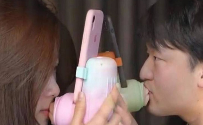 kissing_20divice.jpg