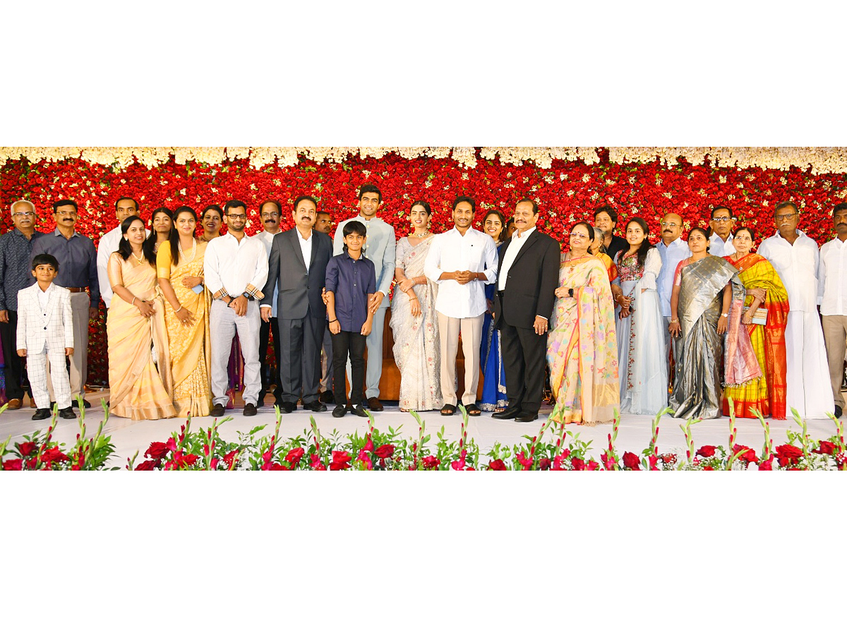 Cm_20Jagan_20Attends_20Madhusudhan_20Reddy_20Daughter_20Wedding_20Reception_20Photos_2.jpg 8