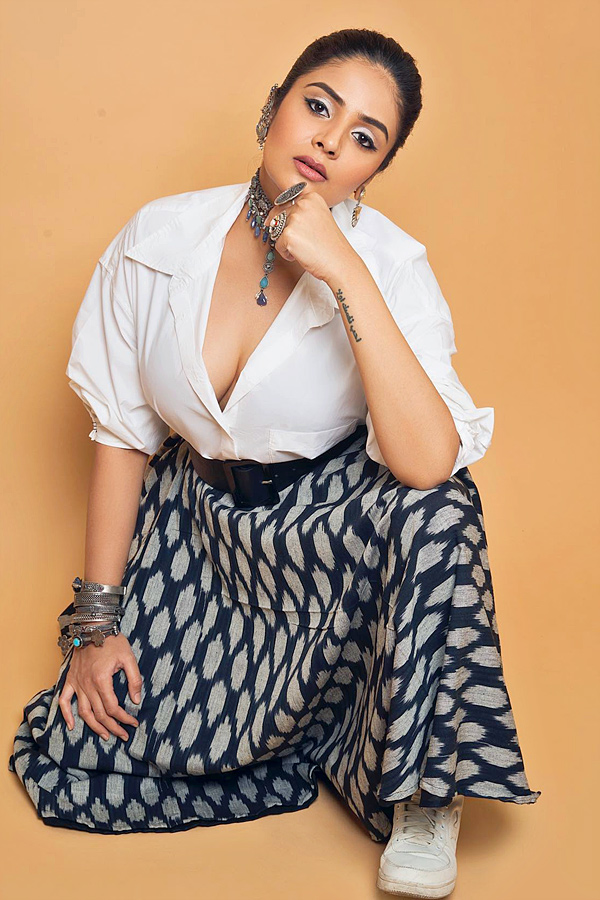 Sreemukhi-2.jpg 4