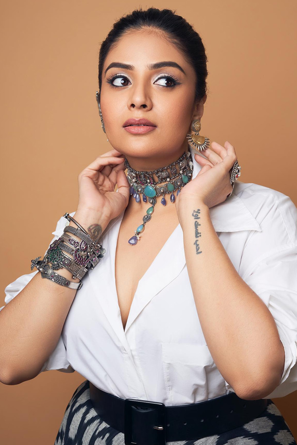 Sreemukhi.jpg 2