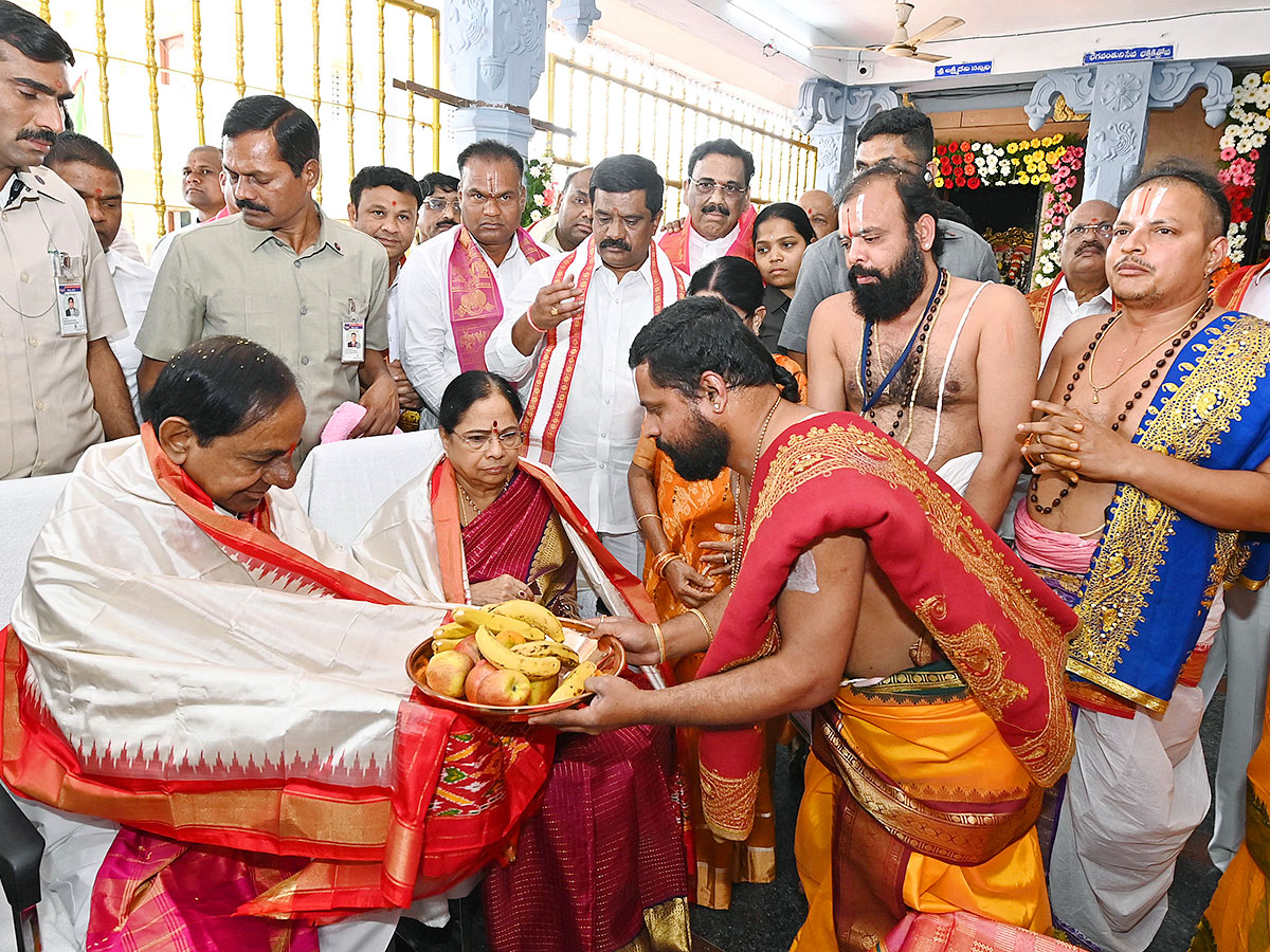 KCR_20Visits_20Venkateshwara_20Swamy_20Temple_20in_20Kamareddy-12.jpg 12