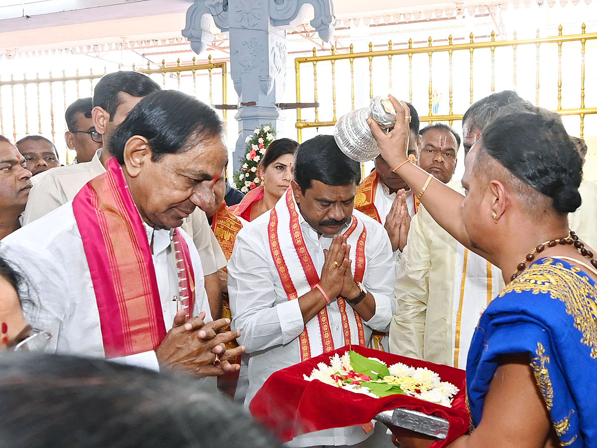KCR_20Visits_20Venkateshwara_20Swamy_20Temple_20in_20Kamareddy-13.jpg 13