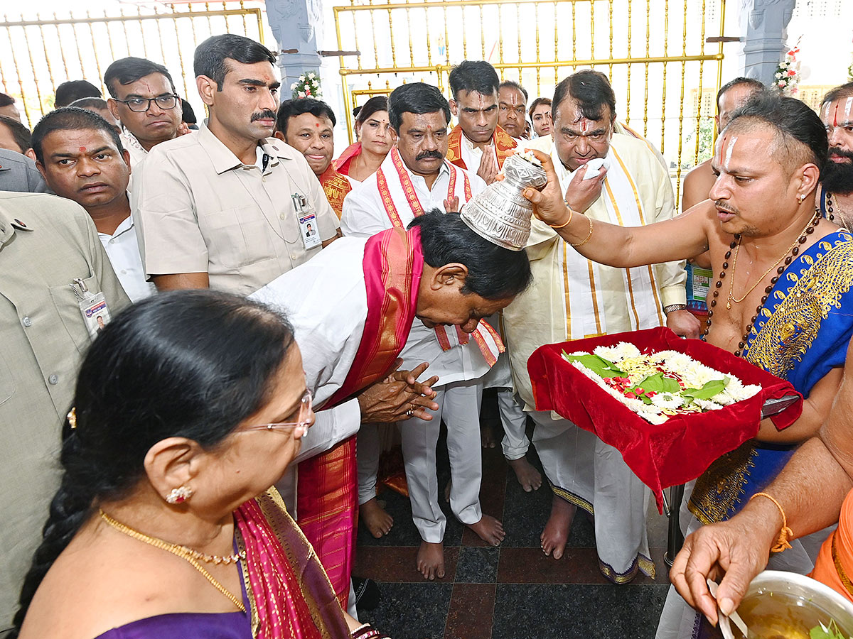 KCR_20Visits_20Venkateshwara_20Swamy_20Temple_20in_20Kamareddy-14.jpg 14