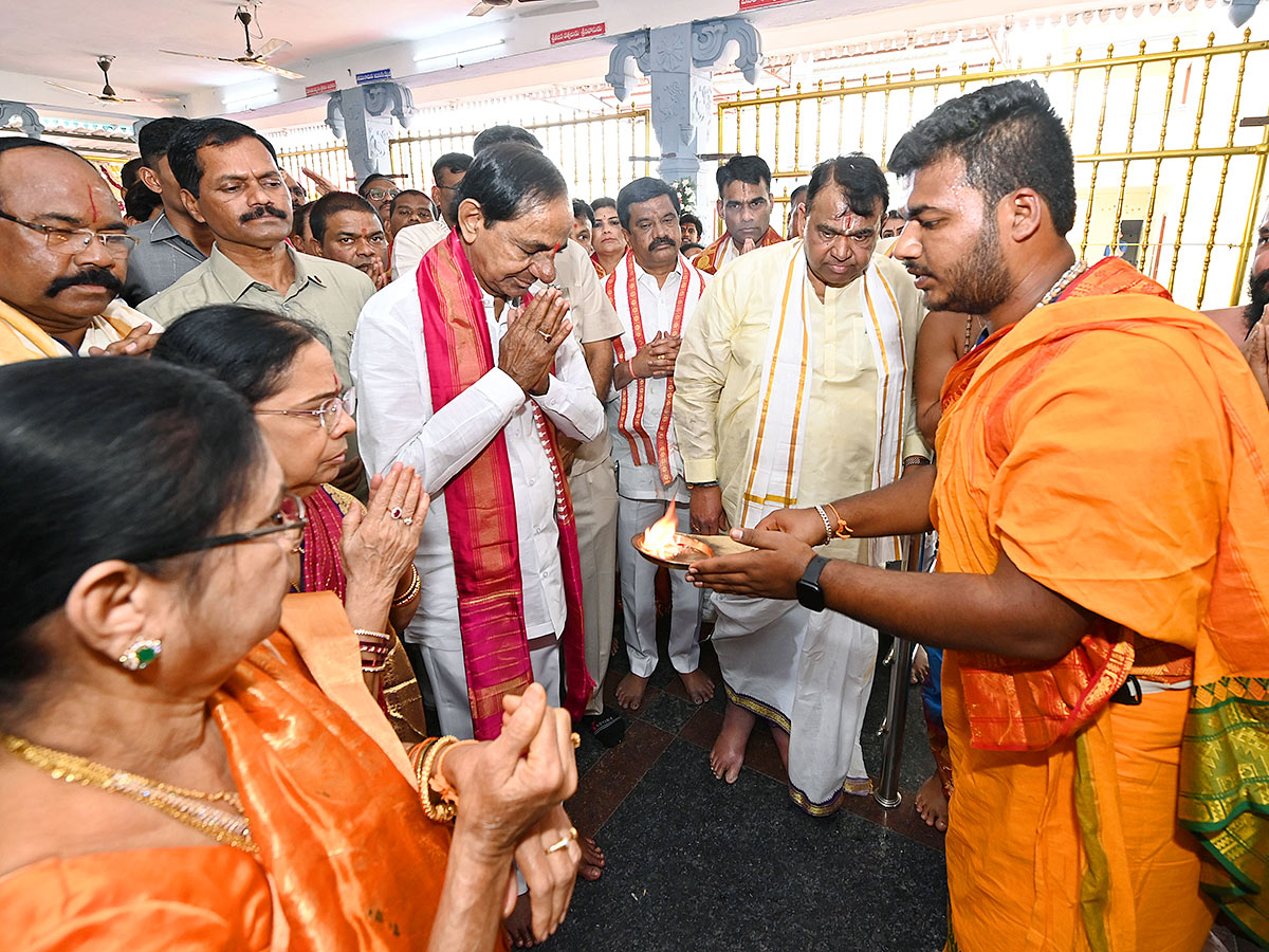 KCR_20Visits_20Venkateshwara_20Swamy_20Temple_20in_20Kamareddy-15.jpg 15